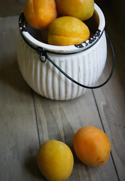 Abricots dans le seau — Photo