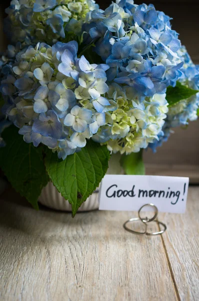 Buenos días nota y flores — Foto de Stock