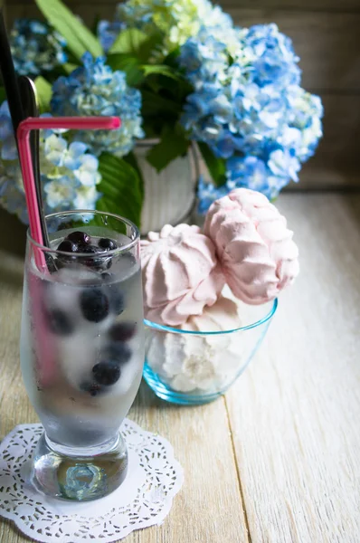 蓝莓汁冰与花 — 图库照片