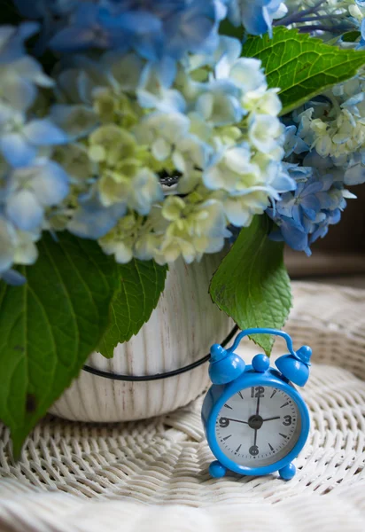 Hortensia fleurs sur table en bois — Photo