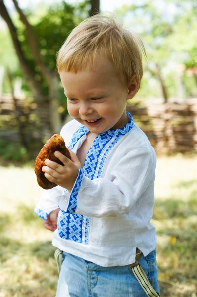 Lyttle pojken i vyshyvanka — Stockfoto