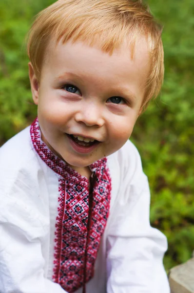 Lyttle pojken i vyshyvanka — Stockfoto