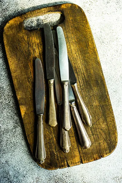 Masadaki Kesme Tahtasındaki Eski Çatal Bıçak Takımı — Stok fotoğraf