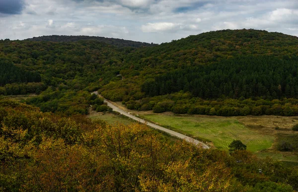 ジョージア州Kvemo Kartliの有名なBirtvisiキャニオンの門への山の中の道路 — ストック写真