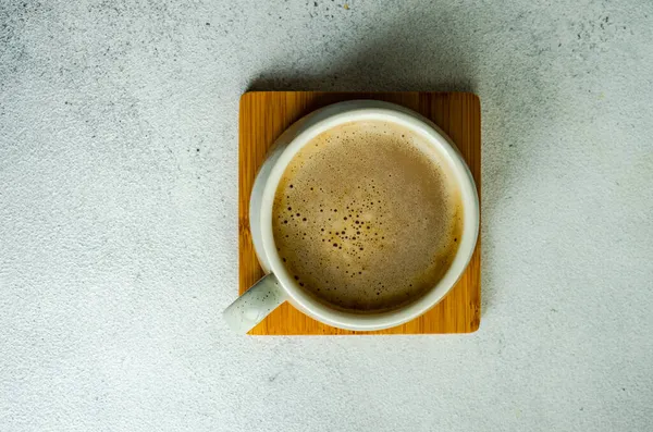 白いコンクリートテーブルの上に牛乳とコーヒーカップ — ストック写真