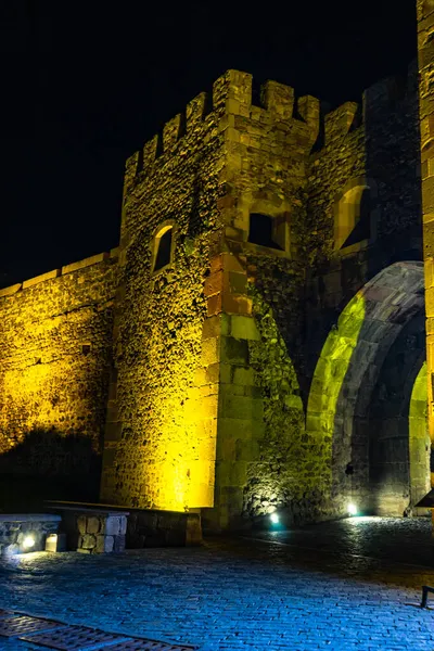 中世の城の建築Akhaltsikhe町 要塞の壁や塔とラバティとして知られています — ストック写真