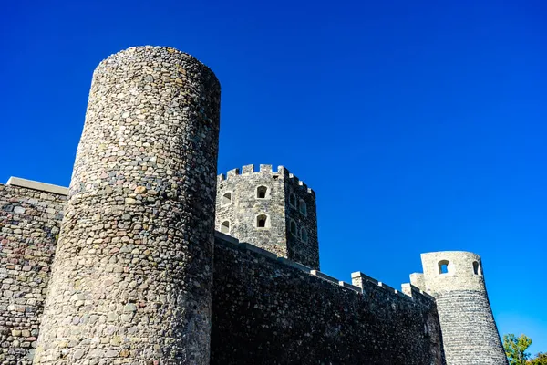 Ortaçağ Akhaltsikhe Şatosunun Mimarisi Kale Duvarları Kuleleri Olan Rabati Olarak — Stok fotoğraf