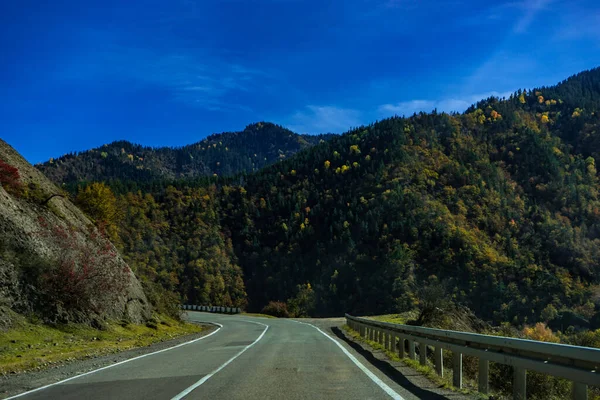 Jesienny Krajobraz Drogą Górach Kaukazu Gruzji — Zdjęcie stockowe