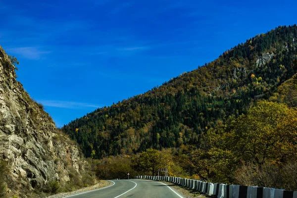 Jesienny Krajobraz Drogą Górach Kaukazu Gruzji — Zdjęcie stockowe
