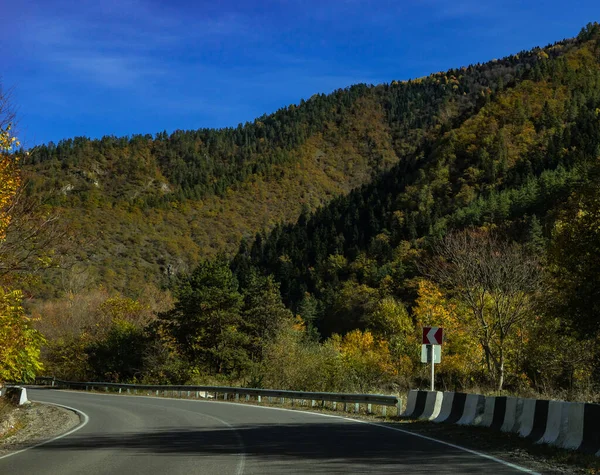 Paisagem Outonal Com Estrada Nas Montanhas Cáucaso Geórgia — Fotografia de Stock