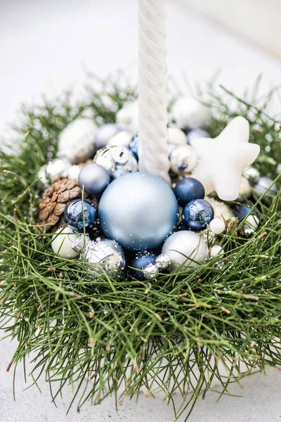 キャンドル付きクリスマスインテリア植物ベースの組成物 — ストック写真