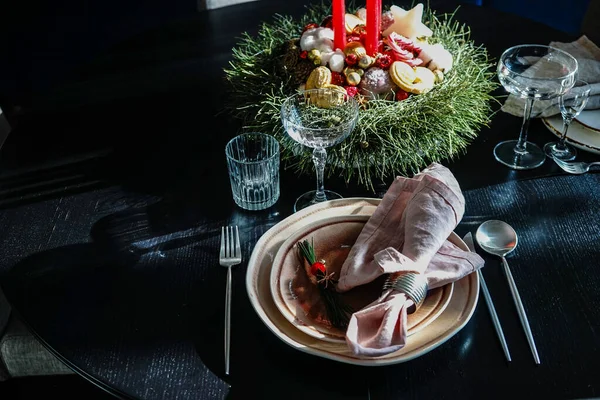 Asztalbeállítás Ünnepi Karácsonyi Vacsorához Fekete Asztalon — Stock Fotó