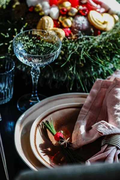 黒い木製のテーブルの上でお祝いのクリスマスディナーのテーブル設定 — ストック写真