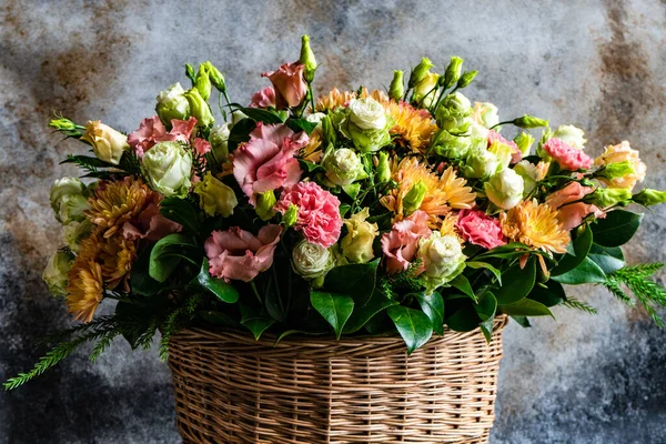 Composição Outonal Floral Com Flores Sazonais Para Interior Rústico Conceito Fotos De Bancos De Imagens Sem Royalties