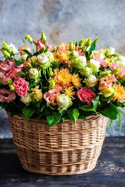 Květinová Podzimní Kompozice Sezónními Květinami Pro Rustikální Interiér Nebo Dárkový — Stock fotografie
