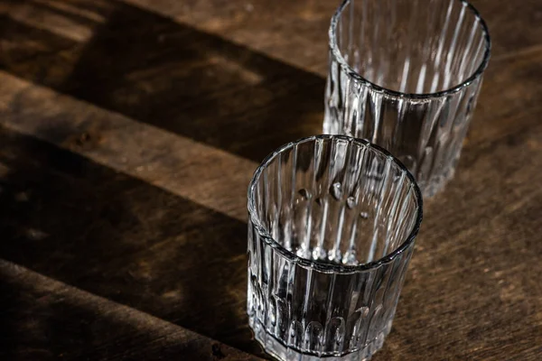 Cocktail Kristallglas Träbord — Stockfoto