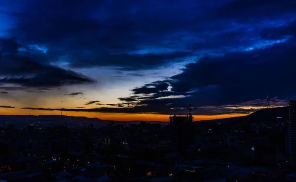 Alba Sul Centro Tbilisi Con Ombre Profonde Nuvole Sullo Sfondo — Foto Stock