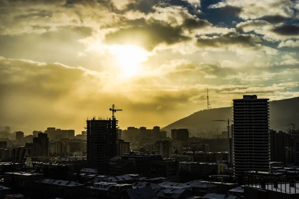 Dramatischer Himmel Über Der Innenstadt Von Tiflis Winter Mit Sonnenstrahlen — Stockfoto