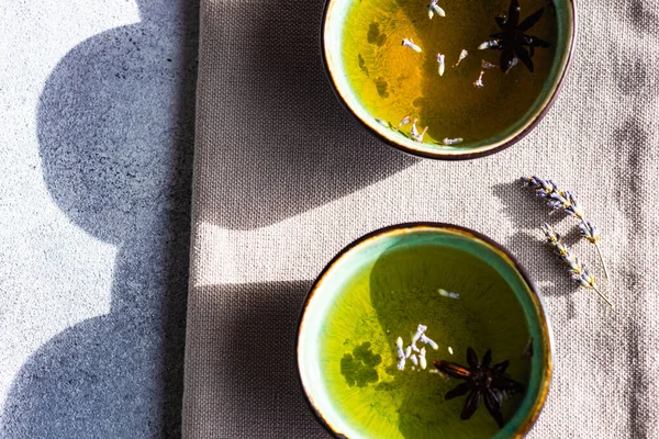 Bebida Verde Verano Con Flores Lavanda —  Fotos de Stock