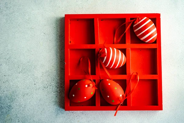 Caja Madera Roja Con 3X3 Huevos Rojos Pascua —  Fotos de Stock