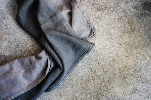 コンクリートキッチンテーブルの上にグレーのテキスタイルタオル — ストック写真