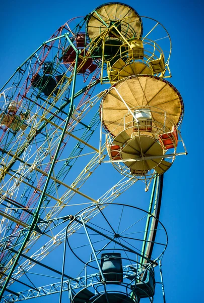 Παλιά Ferris Wheel Στο Μπλε Φόντο Του Ουρανού — Φωτογραφία Αρχείου