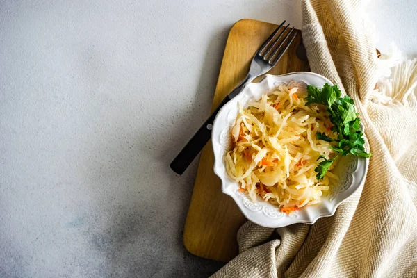 Insalata Sana Con Cavolo Fermentato Servita Ciotola Ceramica Vintage — Foto Stock