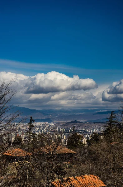 Widok Wiosny Miasta Tbilisi Niebieskim Niebem Białymi Chmurami — Zdjęcie stockowe