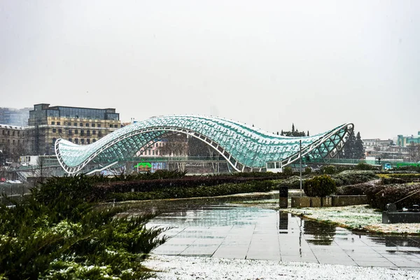 Tiflis Şehir Merkezi Cam Barış Köprüsü — Stok fotoğraf