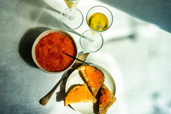 Caviar Trucha Roja Tazón Vino Espumoso Vasos Sobre Fondo Hormigón — Foto de Stock