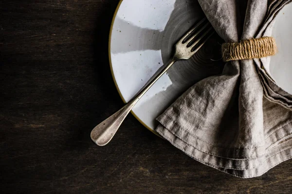Ahşap Masada Servis Edilen Eski Yemek Takımı — Stok fotoğraf