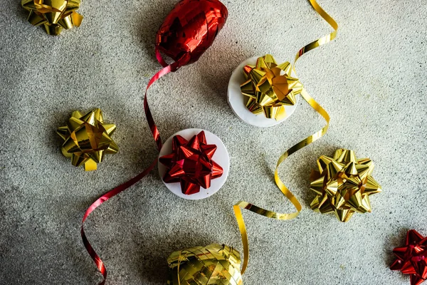 Noel Hediye Kutuları Tatil Süsüyle Sarılmış — Stok fotoğraf