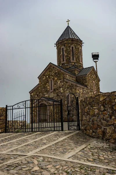 ジョージア州のShida Kaartli地域のBolnisi町の上の丘の上に聖ピーターとポール大聖堂 — ストック写真