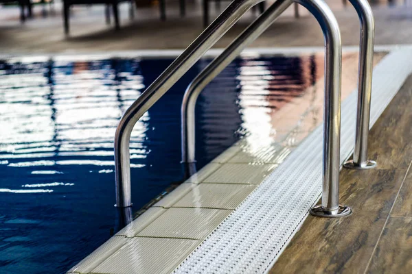 Zwembad Met Zuiver Water Zonnige Dag — Stockfoto