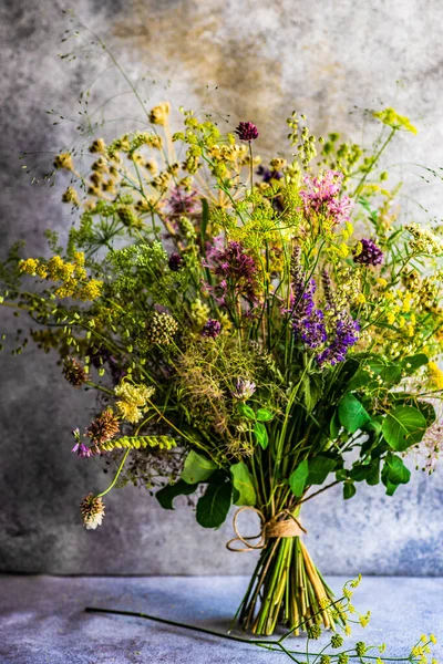 Sommer Wildblumen Strauß Als Geschenkkonzept Innenraum — Stockfoto