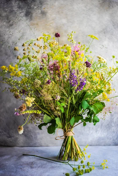Летние Полевые Цветы Букете Концепция Подарка Интерьере — стоковое фото