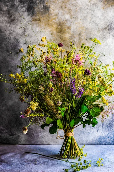 Nyári Vad Virágok Csokorban Mint Egy Ajándék Koncepció Belső — Stock Fotó