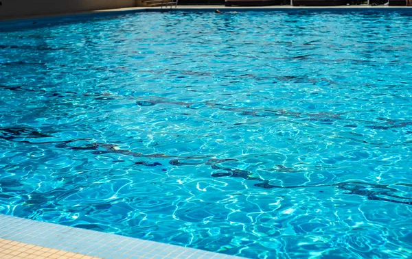 夏のリラックスタイムのために屋外プールで冷たい純粋な青い水 — ストック写真