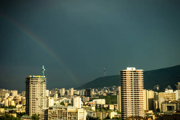 Ciężka Pogoda Burzowa Tęczą Nad Centrum Tbilisi Stolicy Gruzji — Zdjęcie stockowe