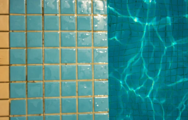 夏のリラックスタイムのために屋外プールで冷たい純粋な青い水 — ストック写真