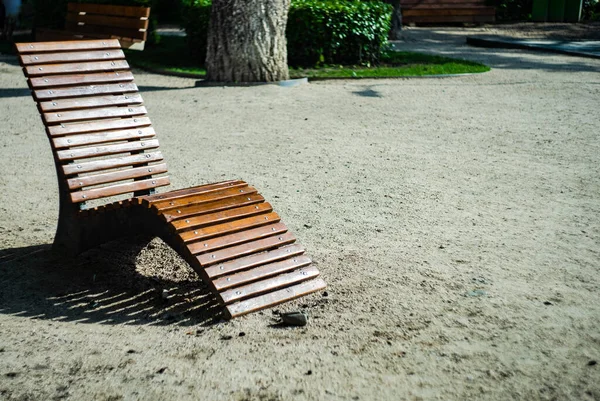 Деревянное Садовое Кресло Открытом Воздухе Летнем Парке — стоковое фото