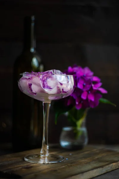 Glass Purple Hydrangea Flower Ice Cubes Refreshing Summer Drink Concept —  Fotos de Stock