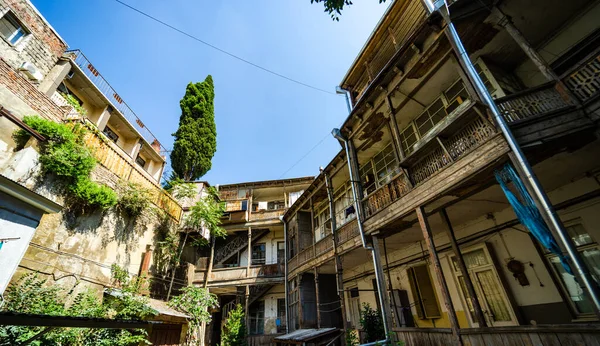 Traditioneller Tiflis Innenhof Mit Holzbalkonen Herzen Der Altstadt Von Tiflis — Stockfoto