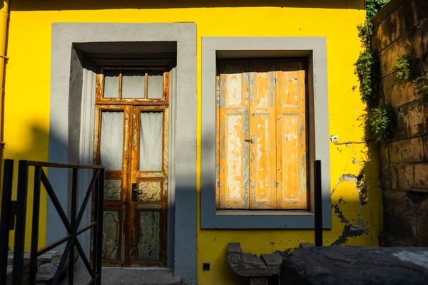 Old Abandoned House Bright Yellow Walls Sunny Day Tbilisi Georgia — ストック写真