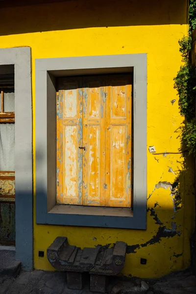 Old Abandoned House Bright Yellow Walls Sunny Day Tbilisi Georgia —  Fotos de Stock