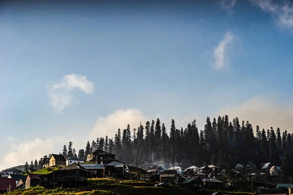 Живописный Вид Знаменитого Грузинского Курорта Бахмаро Горный Хребет Облаками — стоковое фото