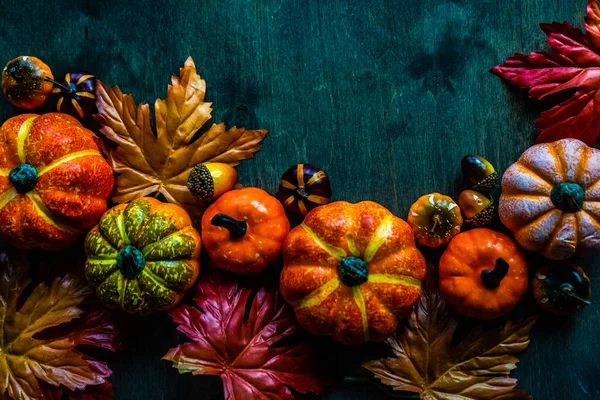 木の背景に葉やカボチャと秋のフラットレイアウト — ストック写真
