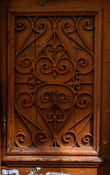 Staré Dveře Řezbářskou Výzdobou Železa Starém Městě Tbilisi Hlavním Městě — Stock fotografie
