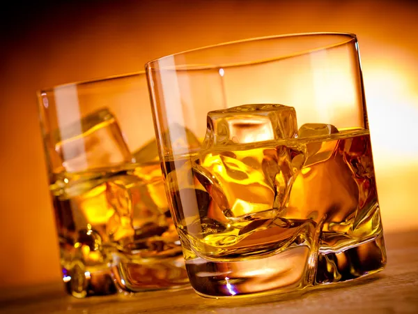 Dos whiskys y una botella —  Fotos de Stock