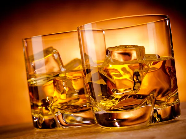 Dwa whisky i butelki — Zdjęcie stockowe